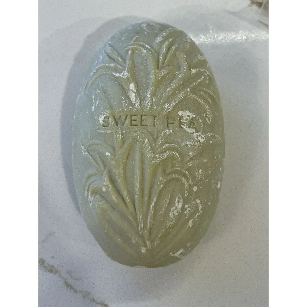 Vintage Fleurs Deluxe Cold Cream‎ Bar Soap Sweet Pea 2.75 oz Flaroma Etched